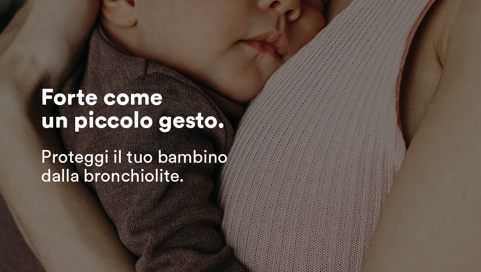 Immagine di una madre che tiene in braccio il figlio neonato, accompagnata dalla scritta in risalto "Forte come un piccolo gesto. Proteggi il tuo bambino dalla bronchiolite."
