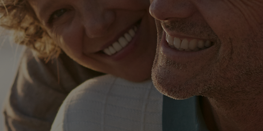 Immagine di una coppia di mezza età in primo piano