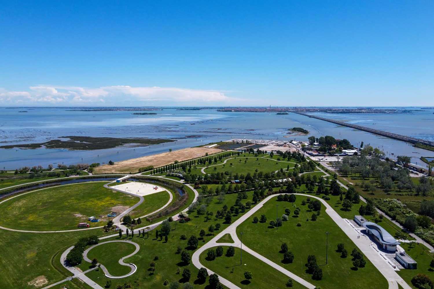 Veduta dall'alto del Parco San Giuliano e della laguna di Venezia
